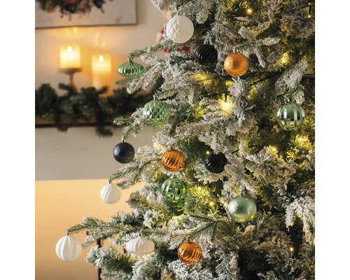 Pom de Crăciun împodobit cu diverse globuri de Crăciun în alb, negru, verde și portocaliu