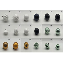 Diverse globuri de Crăciun din plastic în diferite culori și modele