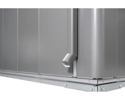 Imagine detaliată cu colțul gri al unei căsuțe de grădină cu jgheab și cadru de fundație