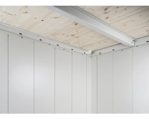 Vedere interioară a unei case de grădină cu tavan din lemn și elemente de perete