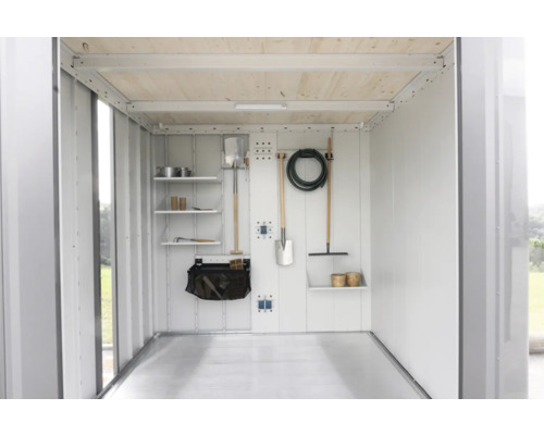 Vedere interioară a unei magazii de grădină cu rafturi și unelte de grădinărit