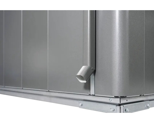 Prim-plan cu o magazie de grădină metalică cu jgheab