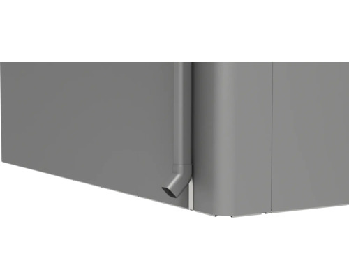 Detaliu al unui rezervor de apă de grădină gri cu țeavă de ploaie