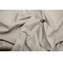 Prim-plan cu o țesătură bej cu pliuri