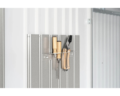 Suport de scule cu șurubelnițe și foarfece de grădină pe un perete metalic