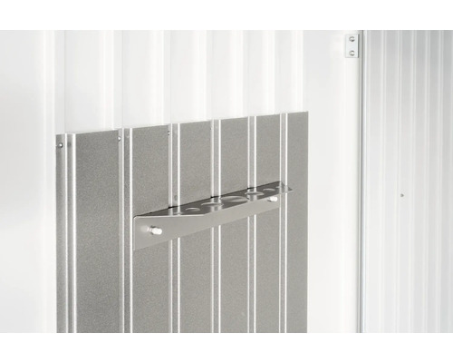 Vizualizare detaliată a unui suport pentru scule pe un perete metalic