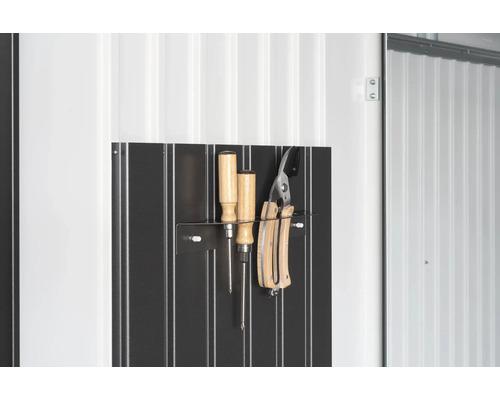 Suport pentru scule cu șurubelnițe și foarfece de grădină pe un perete de magazie de grădină