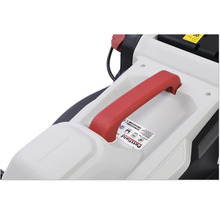 Detaliu cu tocător de grădină cu mâner roșu