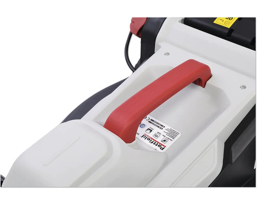 Detaliu cu tocător de grădină cu mâner roșu