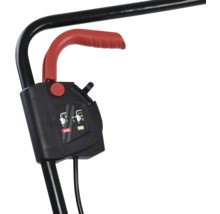 Prim-plan cu comenzile unei freze de zăpadă