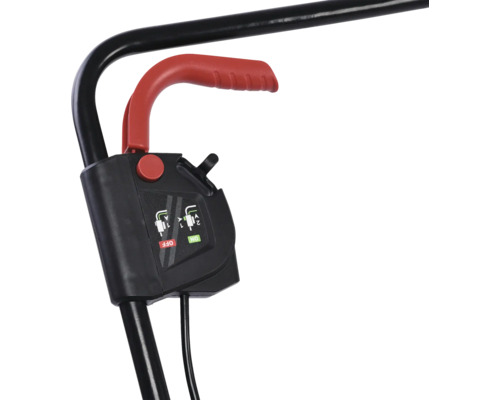 Prim-plan cu comenzile unei freze de zăpadă