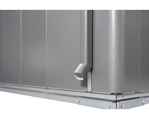 Detaliu cu o căsuță de grădină cu jgheab și elemente metalice