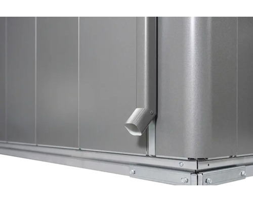 Vedere detaliată a unei magazii metalice de grădină cu jgheab