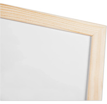 Detaliu colț tablă albă cu ramă de lemn