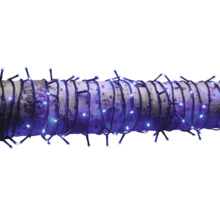 Șir de lumini cu LED înfășurat în jurul unui trunchi de copac