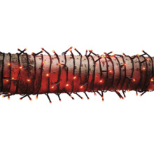 Iluminare decorativă cu lămpi alb cald înfășurate în jurul unui trunchi de copac