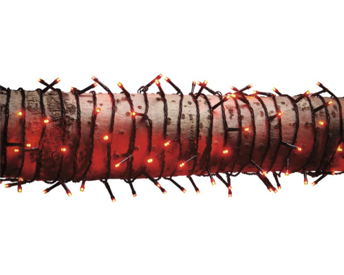 Iluminare decorativă cu lămpi alb cald înfășurate în jurul unui trunchi de copac