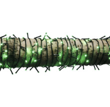 Un șir de lumini cu lumini verzi este înfășurat în jurul unui trunchi de copac