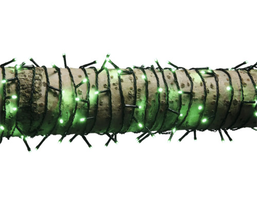 Un șir de lumini cu lumini verzi este înfășurat în jurul unui trunchi de copac
