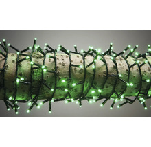 Șir de lumini cu LED-uri verzi pe trunchi de copac