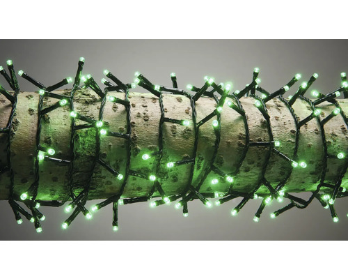 Șir de lumini cu LED-uri verzi pe trunchi de copac