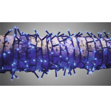 Ghirlandă luminoasă cu LED înfășurată în jurul unei ramuri