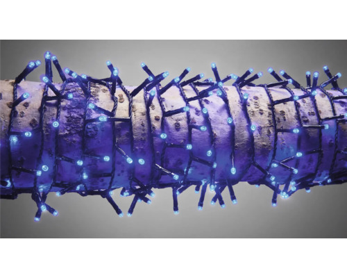 Ghirlandă luminoasă cu LED înfășurată în jurul unei ramuri