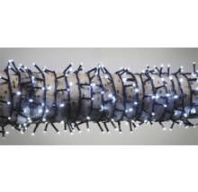 Ghirlandă luminoasă cu lumini LED înfășurată în jurul unui trunchi de copac