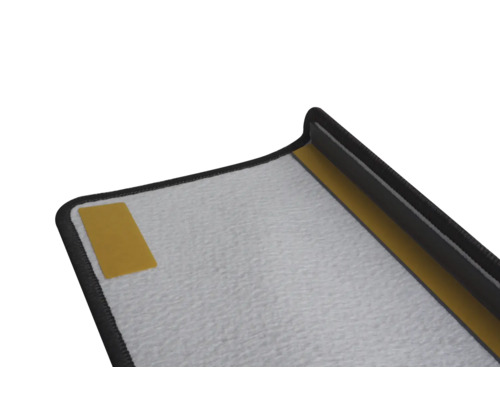 Prim-plan cu o covorașă de intrare cu benzi adezive pe spate.