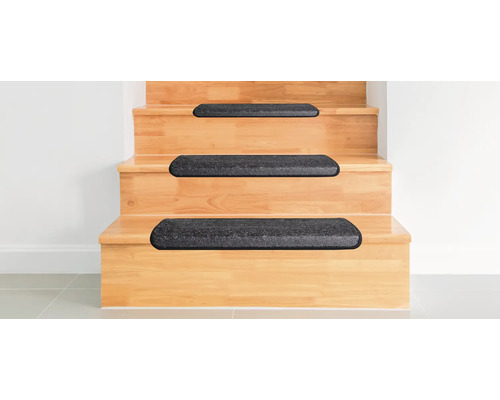 Scară din lemn cu covorașe antiderapante