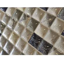 Prim-plan cu plăci de mozaic pătrate cu o textură de marmură