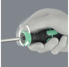 Prim-plan cu o șurubelniță cu săgeți de mișcare rotativă