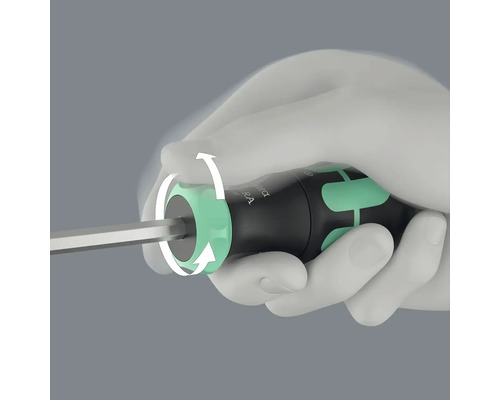 Prim-plan cu o șurubelniță cu săgeți de mișcare rotativă