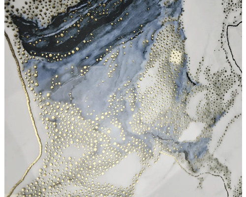 Decoratiune abstracta de perete cu aspect de marmura si accente aurii