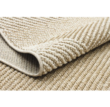 Prim-plan cu covor bej cu bordură