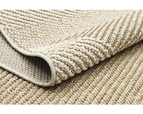 Prim-plan cu covor bej cu bordură