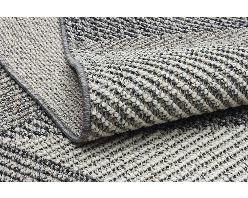 Prim-plan cu un covor țesut cu suprafață amestecată și margine surfilată