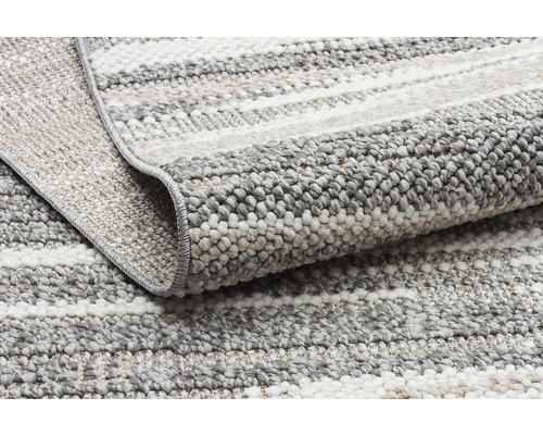 Prim-plan cu un covor cu dungi gri alb