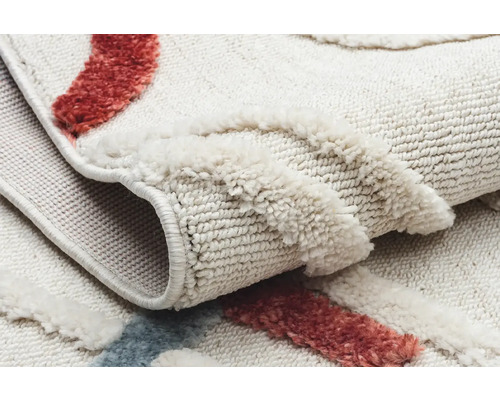 Vizualizare detaliată a unui covor cu model geometric și textură