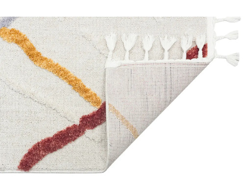 Covor cu model geometric și franjuri