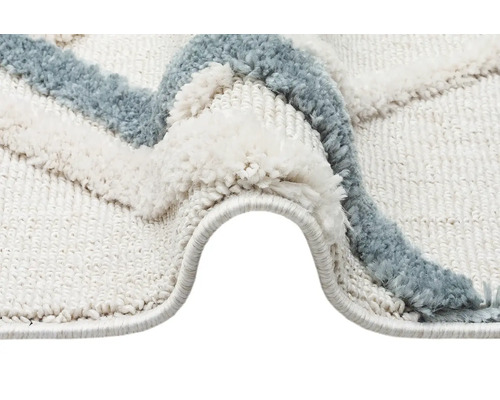 Vizualizare detaliată a unui covor cu model geometric