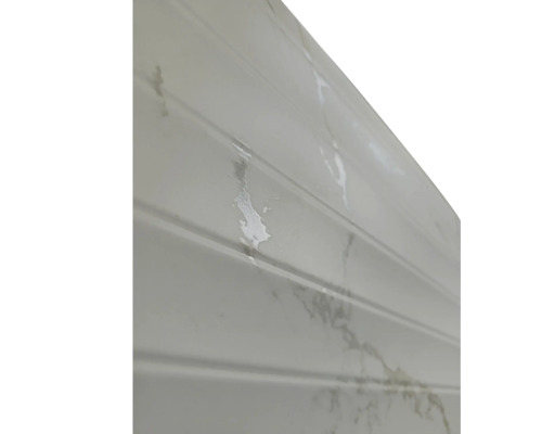 Prim-plan cu un perete alb cu deteriorări