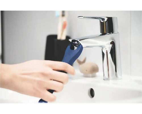 Întreținerea robinetului cu o cheie pentru robinet pe chiuvetă