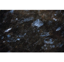 Prim-plan cu placă de granit Labrador Blue Pearl lustruită