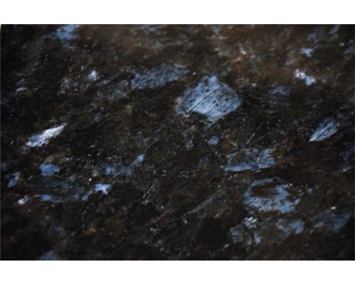 Prim-plan cu placă de granit Labrador Blue Pearl lustruită