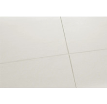 Prim-plan cu plăci ceramice cu textură subtilă și rosturi