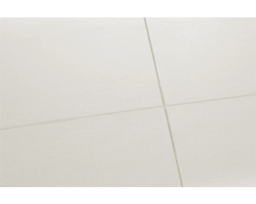 Prim-plan cu plăci ceramice cu textură subtilă și rosturi