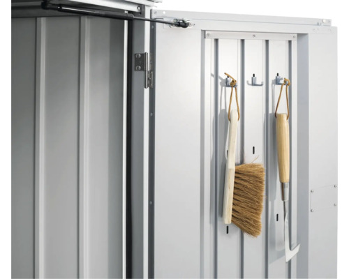 Imagine detaliată cu interiorul unui șopron de scule cu unelte agățate