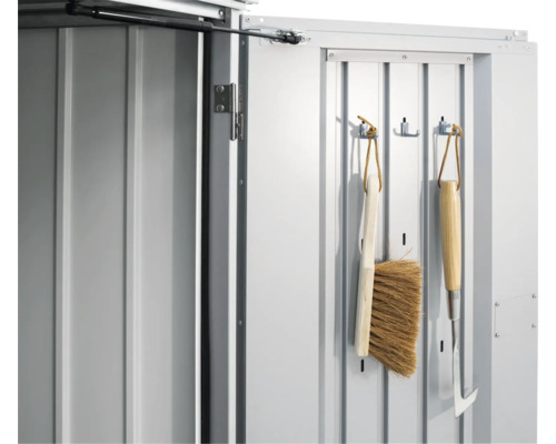 Prim-plan cu o ușă de magazie de scule cu unelte de grădinărit pe cârlige