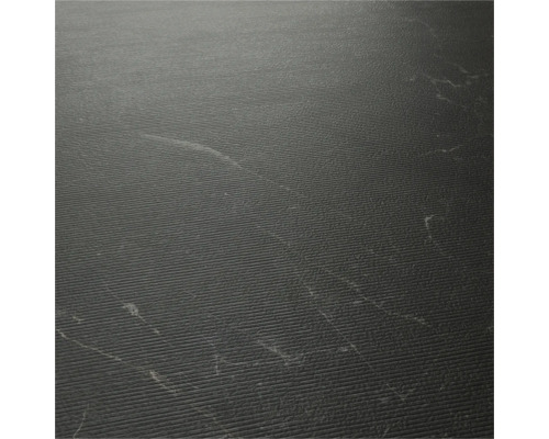 Prim-plan cu o podea de vinil închisă la culoare, cu o suprafață orizontală texturată